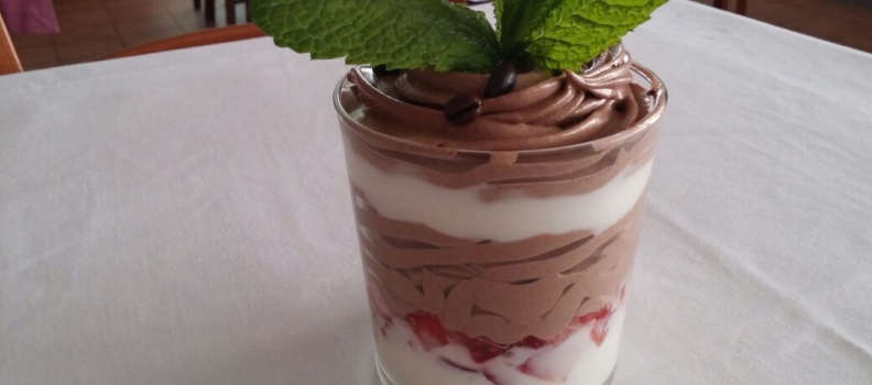 Recepta Mousse de Xocolate con Yogurt y Fresas