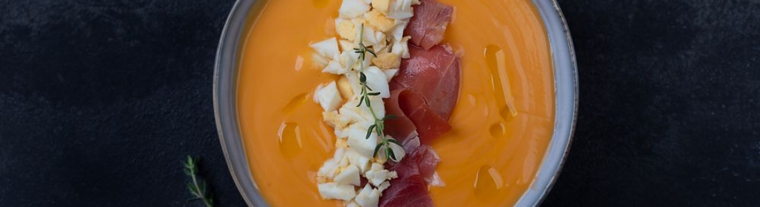 ¿No sabes qué cocinar hoy? Prueba esta receta de salmorejo con jamón y huevo