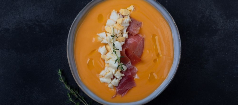 ¿No sabes qué cocinar hoy? Prueba esta receta de salmorejo con jamón y huevo