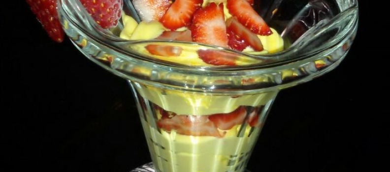 MOUSSE DE MANGO CON DADOS DE FRESA