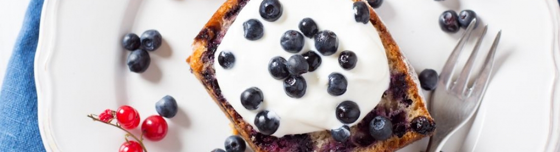 Pastel de yogur rico en proteínas, sin azúcar y sin gluten